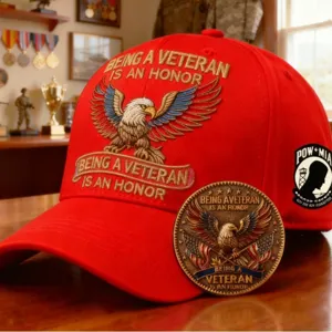 Gorra de béisbol bordada de veterano rojo con motivo de águila y lema patriótico.