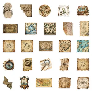 Gros plan d'autocollants de cartes de voyage anciennes avec des motifs de boussole historique.