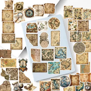 Gros plan détaillé montrant divers autocollants de cartes et boussoles vintage sur papier ancien.