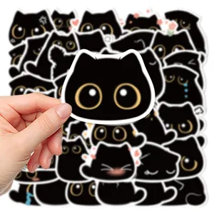 Gros plan d'adorables autocollants de chats noirs mignons pour décorer les coques et carnets.
