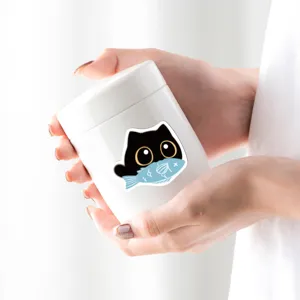 Vue détaillée de mignons autocollants de chat noir étanches pour tasses et agendas.