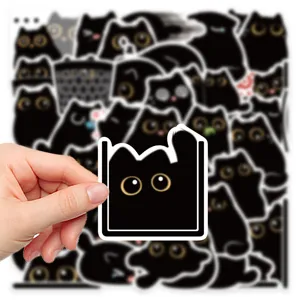 Gros plan d'un autocollant de chat noir avec un design mignon pour coque de téléphone et carnet.