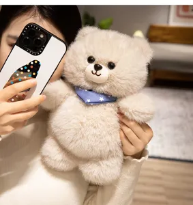 Vista detallada de un tierno osito de peluche beige con textura suave y una bufanda azul.