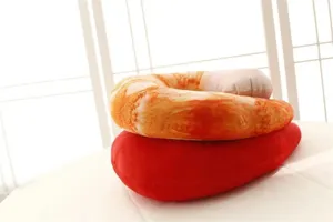 Primer plano del detalle de la almohada cervical de peluche de chile en un ambiente acogedor.