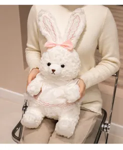 Vista detallada de un peluche de conejo blanco, suave animal de peluche para niños y niñas.