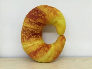 Almohada de cuello de felpa en forma de croissant suave para oficina y viajes