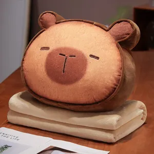 Schattig capybara pluche kussen en opvouwbare flanellen deken 2-in-1 set voor kantoor en thuis.