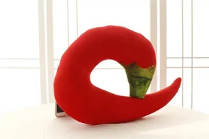 Detalle del cojín cervical de peluche con forma de chile, suave soporte para oficina.