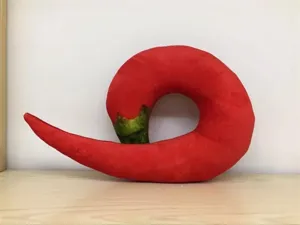 Cojín de cuello de peluche en forma de pimentón rojo almohada de sofá bonita y útil.