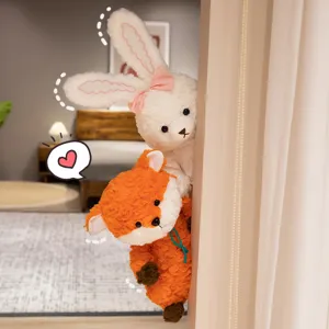 Lindo conejo y zorro de peluche asomándose por la cortina, suave cojín de abrazo para niños.