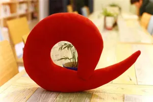 Almohada de cuello de felpa roja en U, cojín espiral creativo suave para siesta en oficina y sofá.