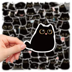 Gros plan détaillé d'un joli autocollant de chat noir de dessin animé avec fond.