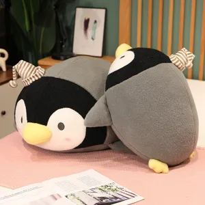 Adorable pingouin en peluche douce avec bonnet rayé, oreiller câlin parfait pour cadeau.