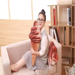 Vista detallada de un cojín de felpa creativo con forma de cono de helado de chocolate en un salón.