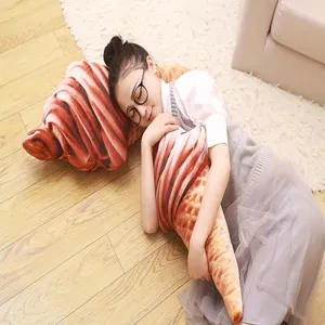 Vista detallada del cojín de peluche con forma de cono de helado, suave y cómodo.