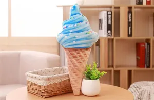 Primer plano detallado del cojin de peluche con forma de helado azul en un comodo hogar.