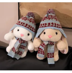 Vista detallada de bonitos peluches de conejo con gorros de punto y bufandas para regalo.