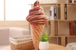 Vista detallada de un tierno cojín de peluche con forma de cono de helado, suave y cómodo.