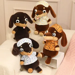 Adorable peluche teckel avec pyjama et bonnet de nuit, coussin en peluche chien doux pour enfants.