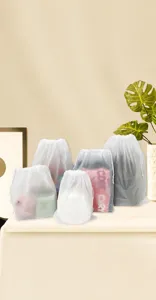 Vista dettagliata della borsa di stoccaggio con coulisse in CPE satinato impermeabile.