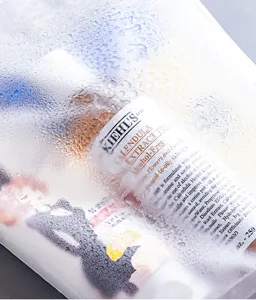 Mattes EVA Kordelzug Aufbewahrungsbeutel Detail mit Wassertropfen und Hautpflegeprodukt.