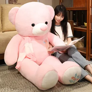 Grande orsacchiotto di peluche rosa con sciarpa accogliente e ricamo per regalo