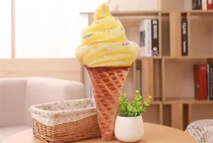 Vista de detalle del cojin de peluche con forma de helado, tela suave y decoracion.