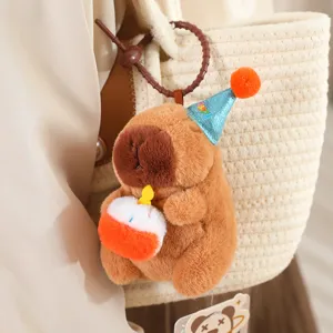 Schattige capybara pluche speelgoed hanger met verjaardag hoed en taart zachte pop sleutelhanger