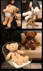 Vue détaillée du mignon ours en peluche avec nœud papillon, jouet câlin doux pour chambre d'enfant.
