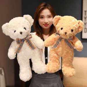 Mignon peluche d'ours avec nœud papillon à carreaux, poupée douce pour les enfants et déco.