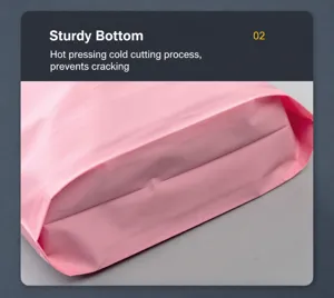 Dettaglio sacchetto di spedizione in plastica rosa, fondo rinforzato per abbigliamento.