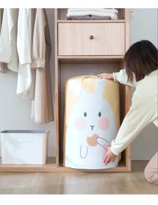 Dettaglio della grande borsa porta trapunta con coulisse e simpatico design di coniglio.
