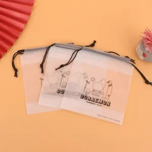 Detalle de bolsa con cordón esmerilada, funda de almacenamiento transparente para artículos viaje.
