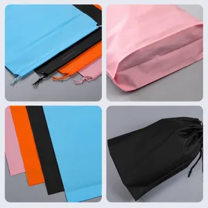 Sacchetti con coulisse in PE opaco colorato per vestiti e biancheria, resistenti e opachi.