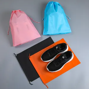 Sacchetti con coulisse opachi in PE colorati per conservare vestiti e biancheria intima