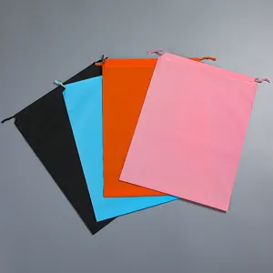 Sacchetti con coulisse in PE satinato colorato per abbigliamento e intimo imballaggio, opachi.