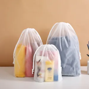Set aus drei matten EVA Kordelzug-Aufbewahrungstaschen in verschiedenen Größen auf dem Tisch.