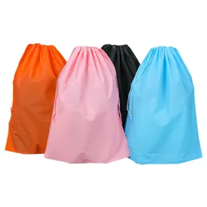 Sacchetti con coulisse in PE colorati, sacchetti opachi satinati per vestiti, calze e biancheria.
