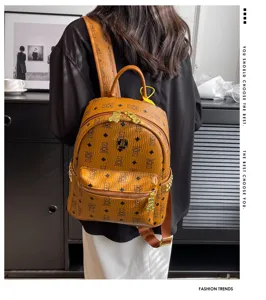 Bruine PU lederen geprinte rugzak met schattig beren- en ruitjespatroon, trendy dagelijkse tas.