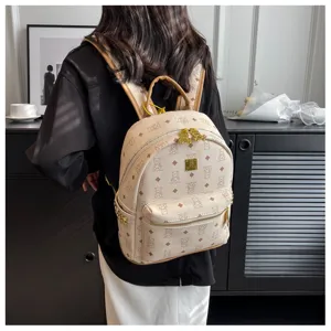 Gedetailleerd overzicht van de trendy PU-geprinte berenrugzak met stijlvol monogram en sterke banden.