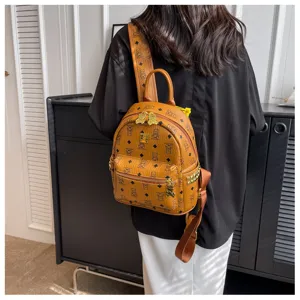 Stijlvolle PU leer beren monogram rugzak voor dames, trendy bruine casual dagrugzak.