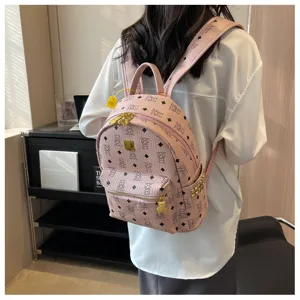Roze PU lederen rugzak met schattig beren monogram patroon, gedetailleerd overzicht van schouderbanden.