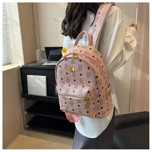 Roze PU lederen rugzak met schattig beren monogram print, stijlvolle casual dagrugzak voor dames.