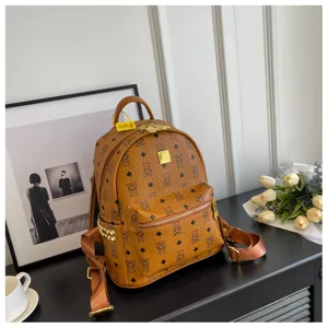Bruine PU lederen monogram mode rugzak met berenprint, gouden hardware en plaat.