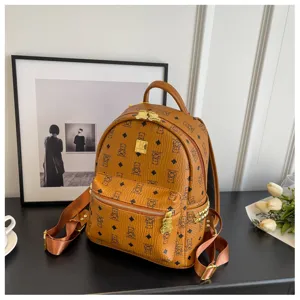 Gedetailleerd overzicht van trendy bruine kunstlederen rugzak met schattig berenmotief.