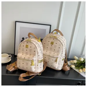 Stijlvolle PU lederen rugzak met beren monogram patroon, voorzak en gouden hardware details.