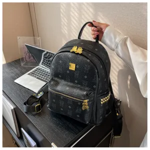 Gedetailleerd overzicht van de PU geprinte rugzak met gouden hardware en leuke berenritsen.