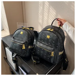 Zwarte PU lederen geprinte rugzak met schattige berenbedel en gouden hardware voor dagelijks gebruik.