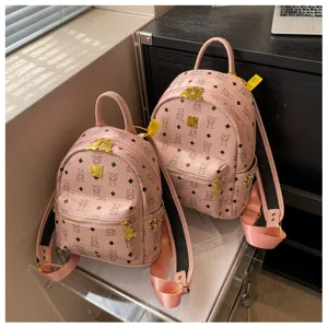 Roze PU lederen geprinte rugzak met trendy beren monogram patroon, stijlvolle dames rugzak.