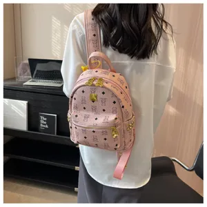 Roze PU leren mini rugzak met schattig berenpatroon, gedetailleerd overzicht van de hardware.